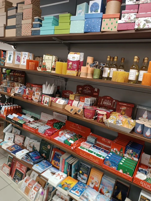 weihnachtliche Mitbringsel wie Schokolade, Glühewein, Geschenksocken, Tassen...