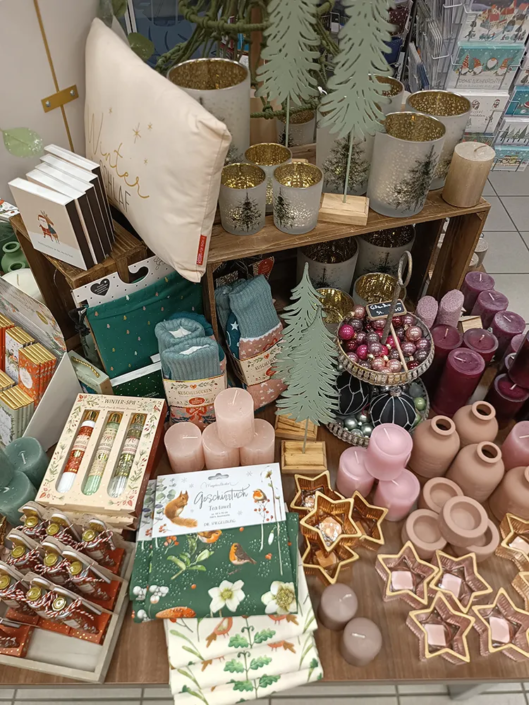 Weihnachtsdeko, Geschirrtücher, Baumschmuck, Kerzen und vieles mehr