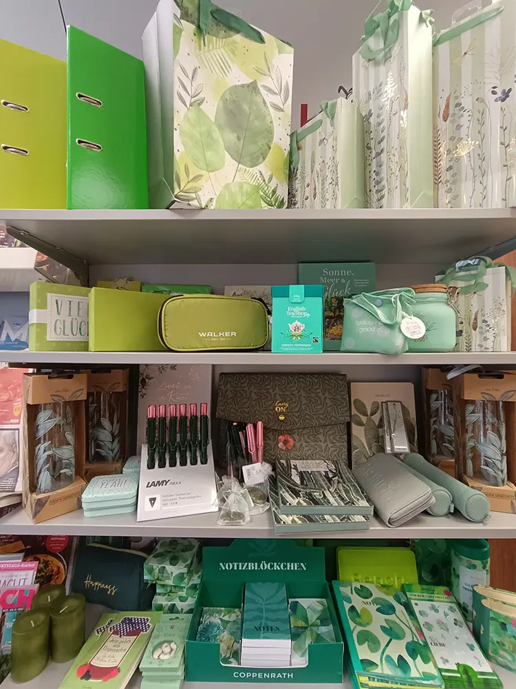 Schreibwaren, Notizbücher, Geschenktüen, Stifte, Trinkflaschen, Kerzen